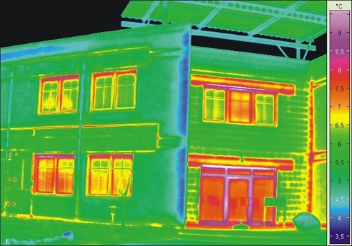 2 Außenthermografie — Innenecken als geometrisch bedingte Wärme­brücken, undichte Fensterdichtungen, deutlicher Wärmeverlust im Bereich der Türrahmen und Mörtelbrücken sichtbar