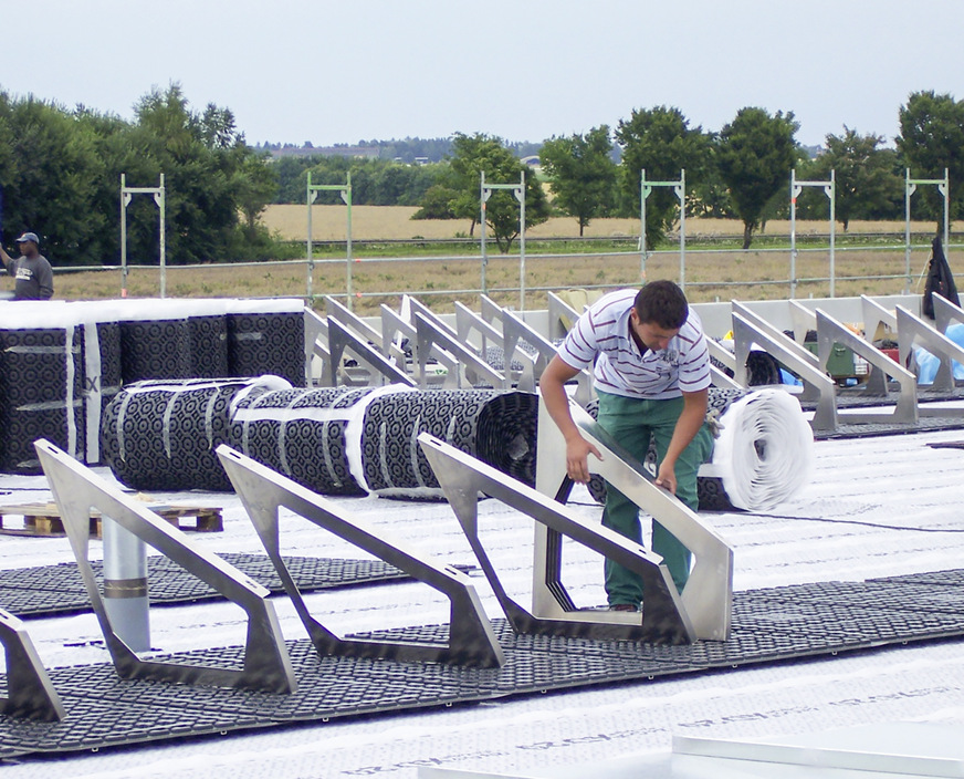 3 Auf die vollflächig verlegte Dränagebahn Fixodrain XD 20 (Rollenware) folgen die Solarbasisplatten SB 200, die jeweils mit einem Solargrundrahmen SGR 35 zur Aufständerung der Module bestückt werden.
