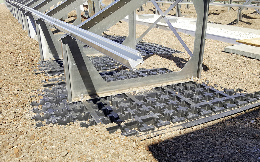 4 Entsprechend der notwendigen Auflast werden die Solarbasisplatten mit Substrat zur Lagesicherung bedeckt.