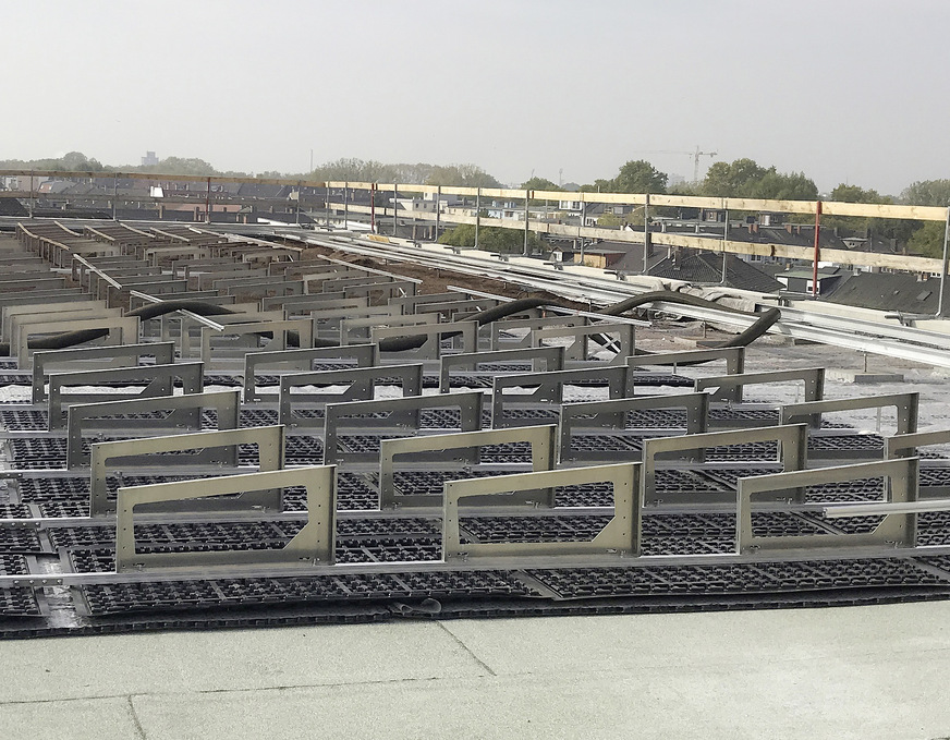 5 Will oder kann man nicht so viel Substrat aufbringen wie zur Lagesicherung nötig ist, werden die Solarbasisplatten mit Aluprofilen gekoppelt. Das ermöglicht gleichzeitig beliebig kurze Abstände.