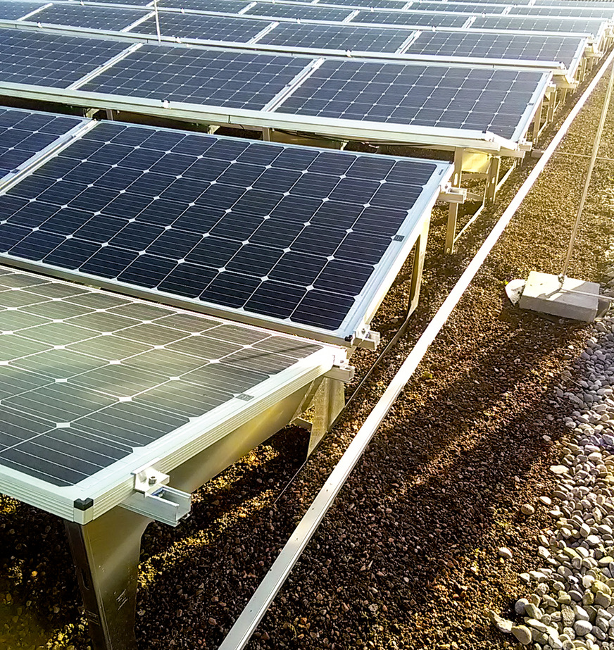 6 Immer häufiger sind Solaranlagen in Ost-West-Ausrichtung installiert, wobei die Neigungswinkel zwischen 5° und 15° liegen – hier in „Schmetterlings­bauweise“.