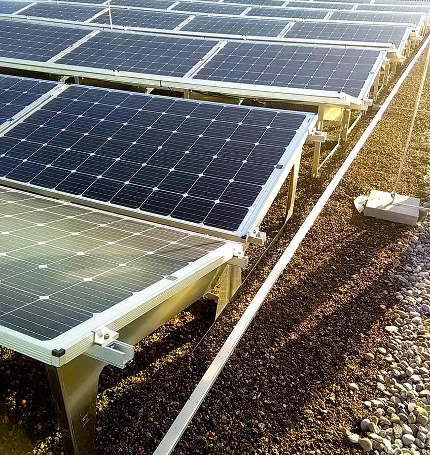 6 Immer häufiger sind Solaranlagen in Ost-West-Ausrichtung installiert, wobei die Neigungswinkel zwischen 5° und 15° liegen – hier in „Schmetterlingsbauweise“.
