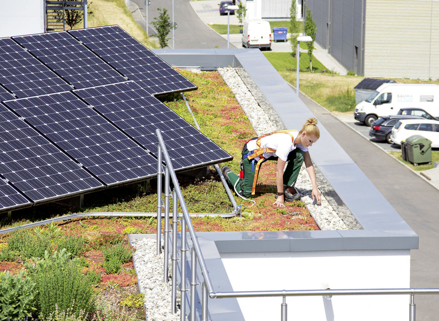 7 Zwei auf einen Streich: das Schienensystem Fallnet Rail zur Absturzsicherung ist ebenfalls auf den Solarbasisplatten verankert.