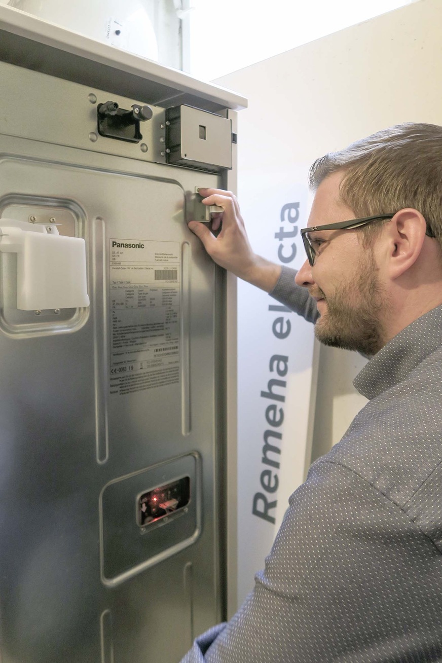 Produktmanager Daniel Kernberg zeigt das Herzstück des Brennstoffzellenheizgeräts, das die BDR-Thermea Gruppe in Kooperation mit Panasonic einsetzt.