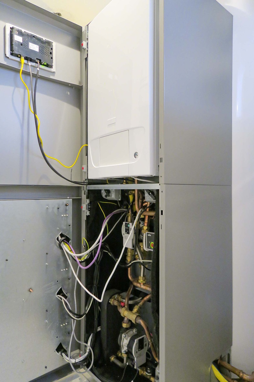Das Gas-Brennwertgerät und die Frischwasserstation befinden sich im Puffervorbau.