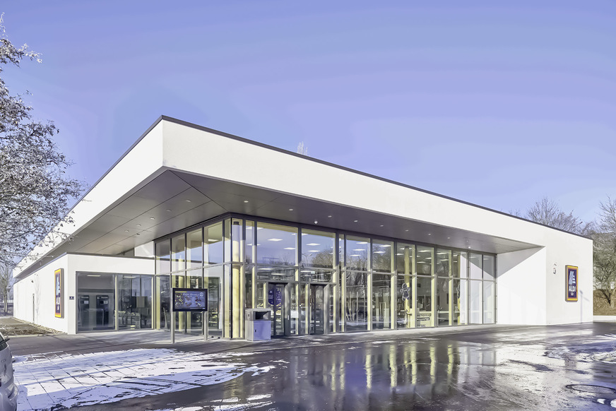 Im Schnitt 4000 Mal am Tag öffnet und schließt der neue Geze ECdrive T2 eine der modernsten Aldi Filialen Deutschlands im oberbayerischen Mühldorf am Inn.