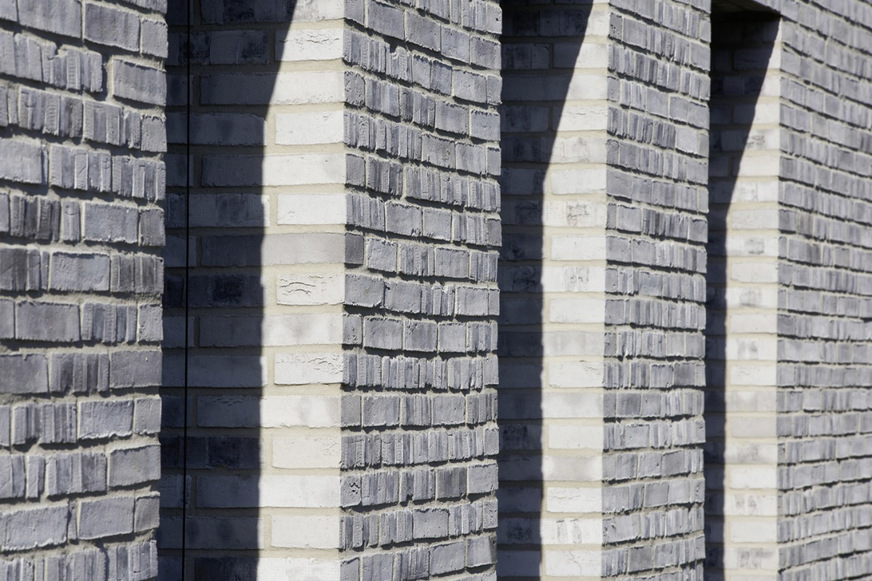 Der zu 50 Prozent fußseitig vermauerte Wasserstrichziegel Niara verleiht der homogenen Fassade eine nahezu haptische Optik