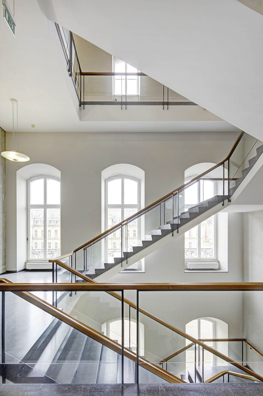 2 Für eine ausgezeichnete Energieeffizienz und Sonnenschutz sorgen das Isolierglas Cool-Lite Xtreme von Saint-Gobain sowie die Warme Kante Swisspacer Advance und die Swisspacer Wiener Sprosse.