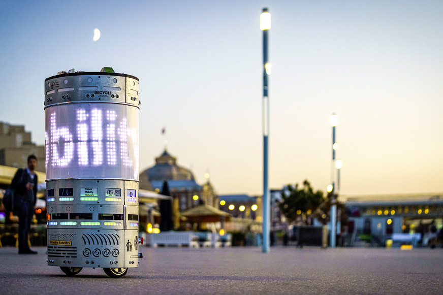 Nein, nein … hier hat sich nicht der knuffige R2D2 aus Starwars an den Noorderboulevard verirrt! Es ist sein gescheiterter Hartz IV-Roboter­bruder R1D1, der an der Promenade des Scheveninger Strands den Müll einsammelt! Das ist keine Science-Fiction, sondern harter Alltag für den kleinen Blecheimer!