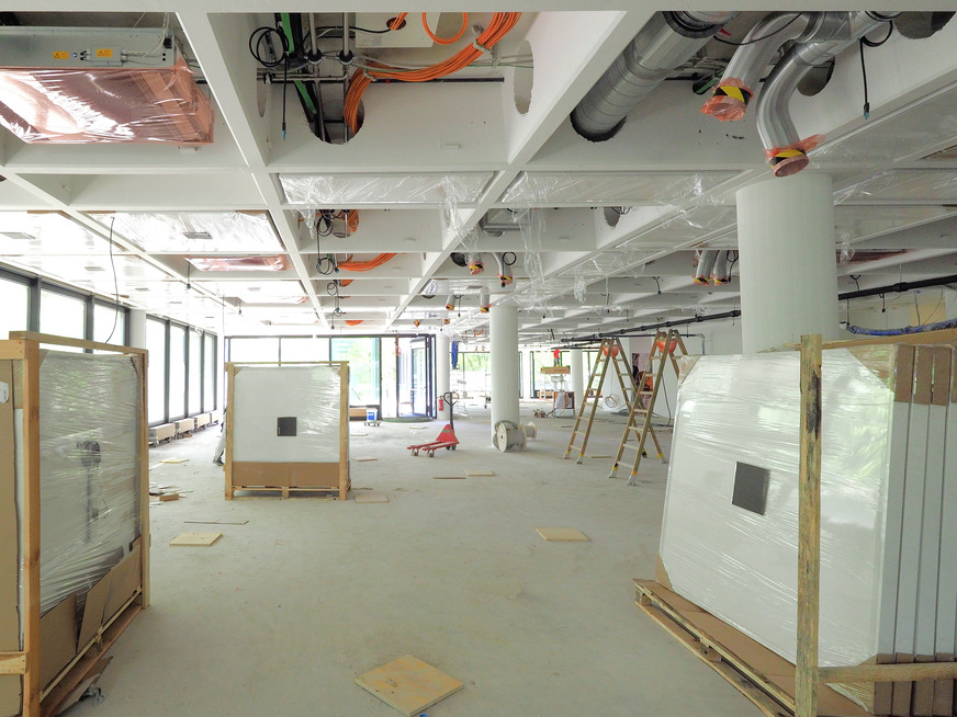 Entsprechend der Aufteilung installierte Kiefer zunächst die Umluftkühl­einheiten für das Akustiksegel Indusail Plus, anschließend die Zuluftkanäle für die Variante Indusail Air sowie die Vorrichtung für das Akustikpaneel Indusail Silent an den Unterzügen.