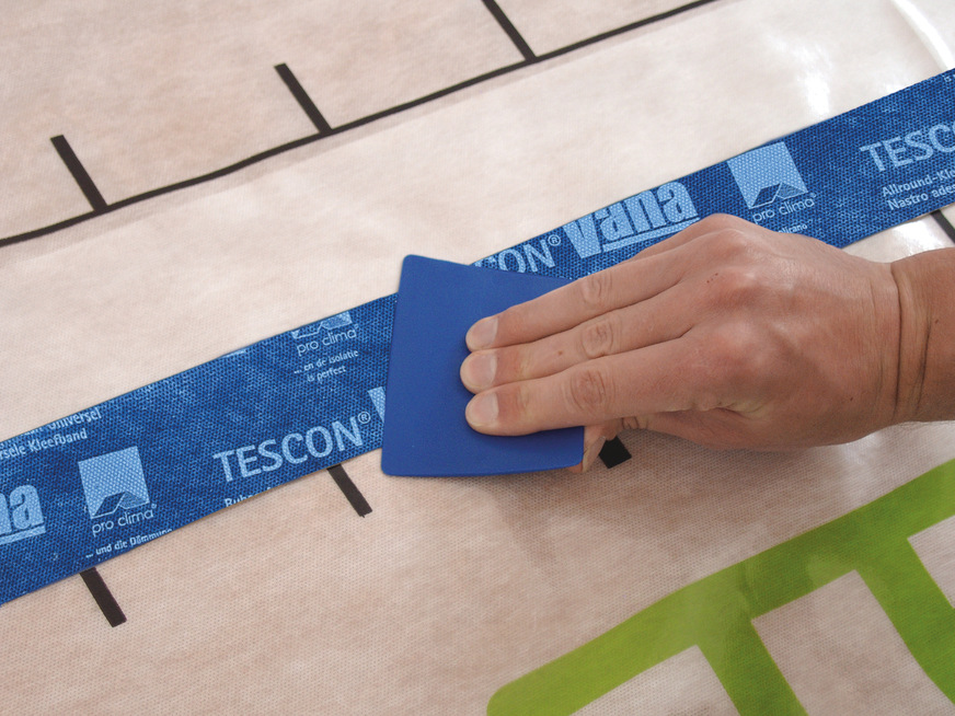 Mit speziellen Anreibhilfen können viele Laufmeter Klebeband mit gleichmäßig hohem Druck angerieben werden.&nbsp;Das Ergebnis sind hochwertige und dauerhafte Klebeverbindungen.