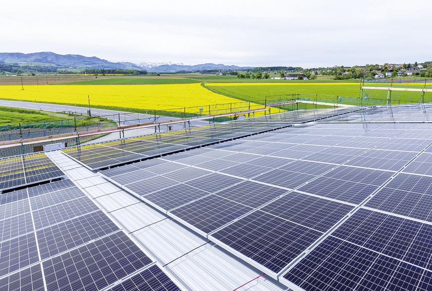 Unter anderem auf dem Dach montierte Photovoltaikmodule liefern Strom für die Gebäude­temperierung.