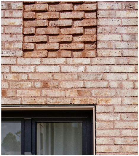 Die pastell-rot-orange-weiße Nuancierung der Ziegel wird durch die farblich harmonisierten Fugentöne unterschiedlich hervorgehoben.