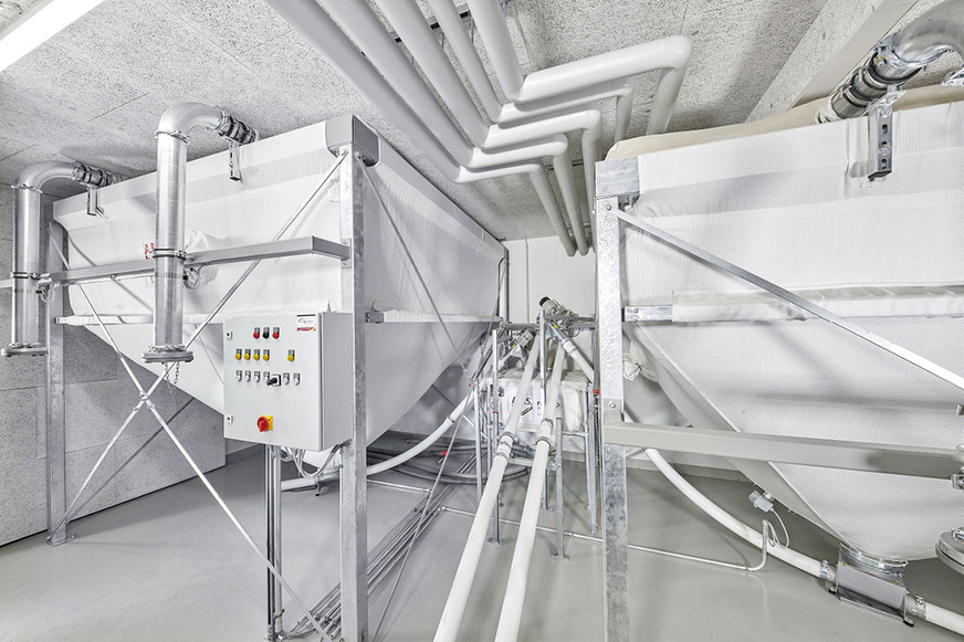 Über einen Zwischenbehälter mit Doppelabsaugtopf können alle vier Gewebesilos zwei Pelletskessel mit Brennstoff versorgen.