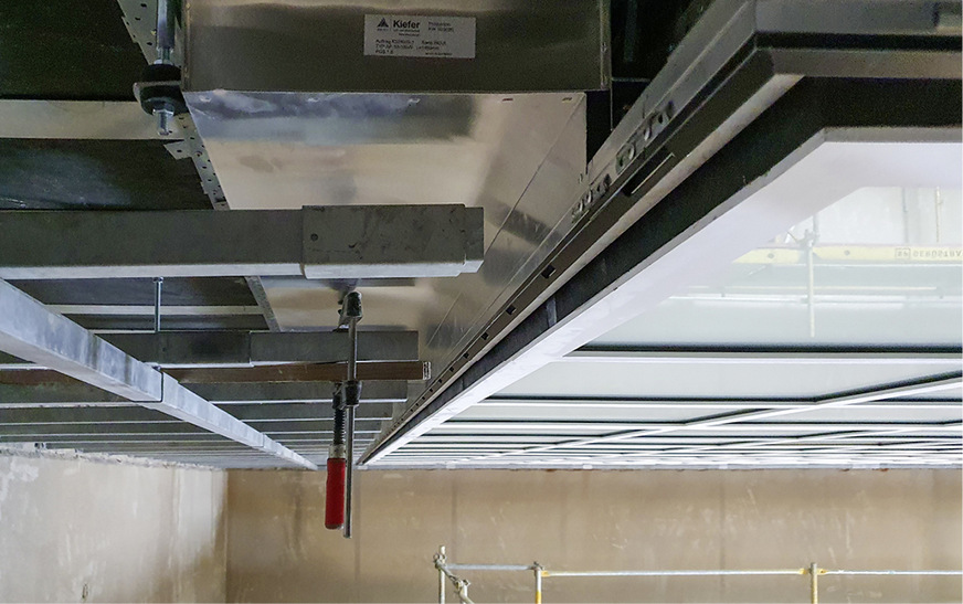 Eine spezielle Freistrahlcharakteristik der Schlitzauslässe verhindert, dass sich Schmutz entlang des Luftauslasses ablagert. Außerdem klimatisieren sie die Ausstellungsräume ganz ohne spürbaren Luftzug.