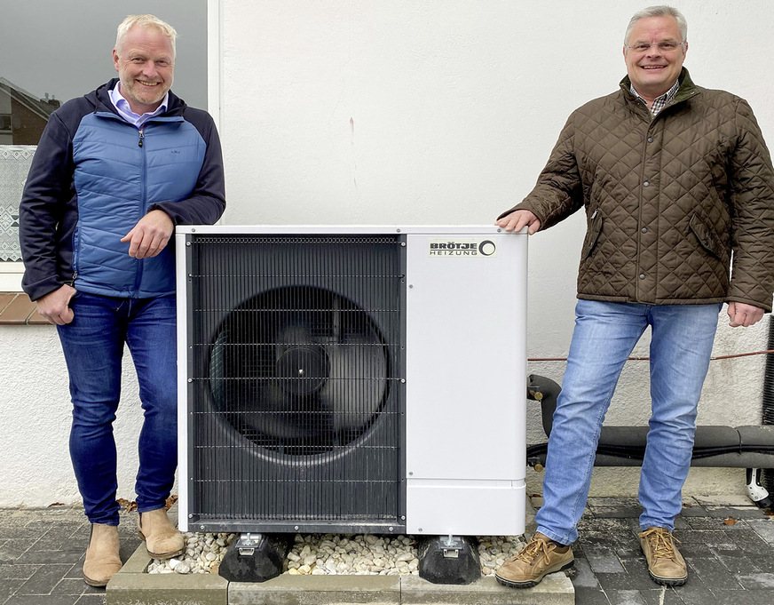 Energieberater Klaus Tapken (links) und Heizungsbauer Andreas Tapken haben sich für eine Wärmepumpe entschieden.