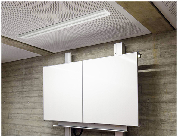 Eine effiziente Tafelbeleuchtung gewährleistet der alevo-Wandfluter mit asymmetrischer Lichtwirkung.