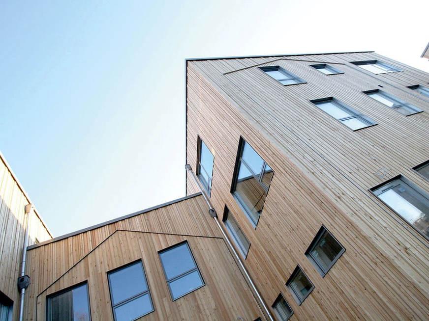 Das vorgefertigte Holzrahmengebäude in Wismar wurde mit dem Einblasverfahren mit Mineralwolleflocken gedämmt.