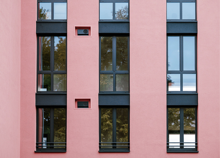 Das Fensterprofilsystem „Elegant ThermoFibra Infinity“ aus dem Hause Deceuninck verbindet minimalistisches Design mit sehr guter Wärmedämmung und einem hohen Anteil an Recyclingmaterial in den Profilen.