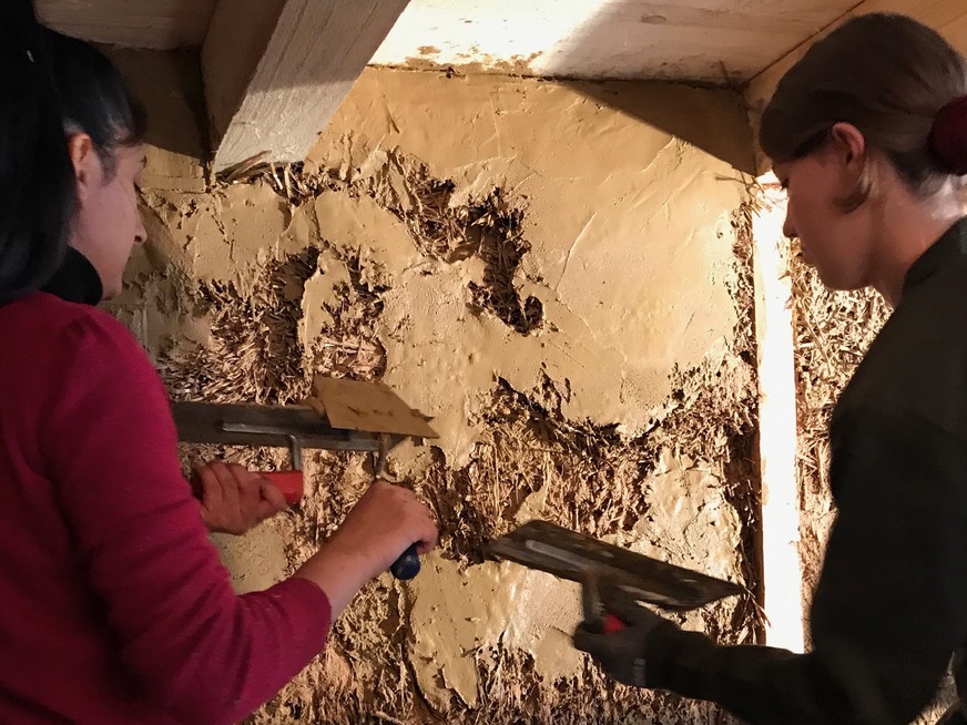 Lehm wurde in acht Schritten aufgetragen.