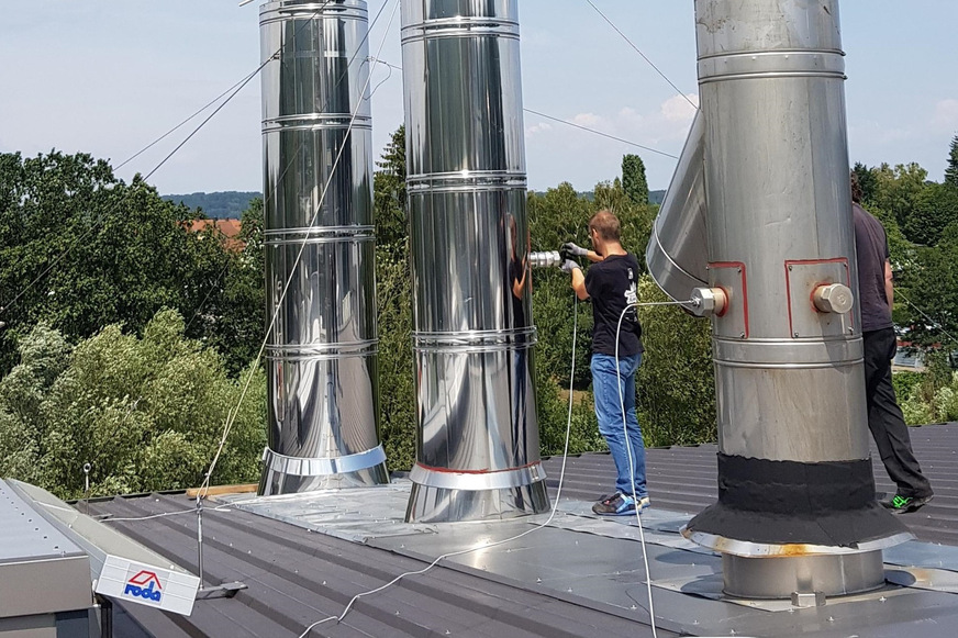 Installation von Messtechnik zur Identifizierung des Abwärmepotentials bei der Comet Schleifscheiben GmbH.