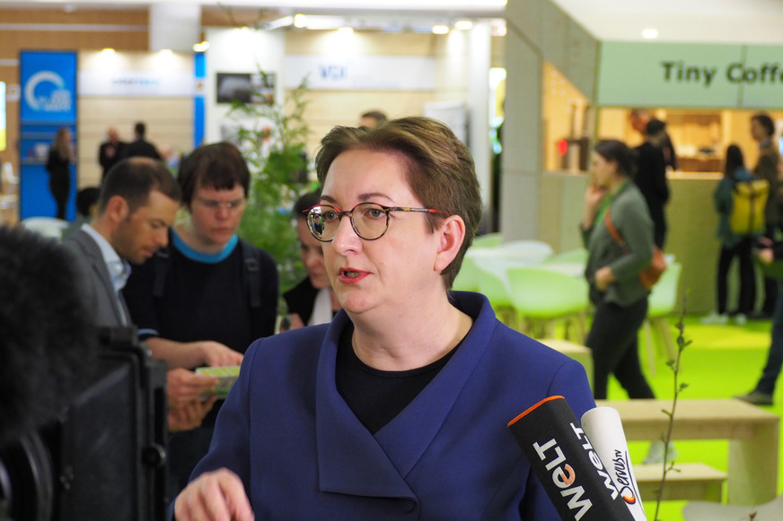 Bundesministerin Klara Geywitz bekräftigt unteranderem das serielle Sanieren.