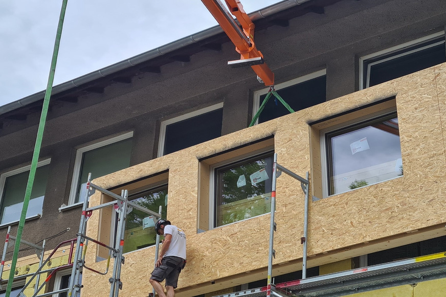 Die Fassadenelemente wurden inklusive Dämmung, Fenstern und Lüftung im Werk vorgefertigt und mussten auf der Baustelle nur noch montiert werden.