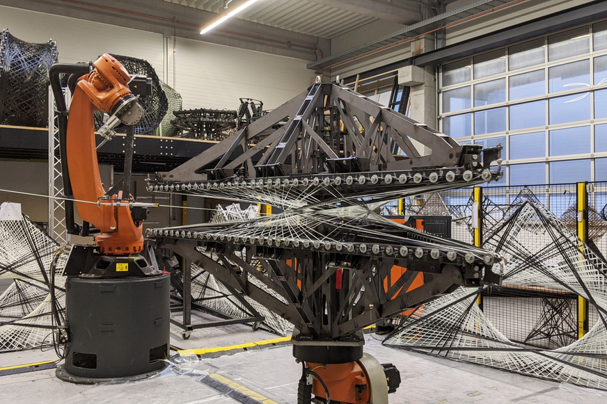 Ein Roboter wickelt die Carbonfasern zu Bauteilen.