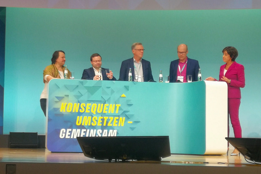 In der Diskussion mit Rico Bolduan (Thüringer Wärme Service), Uwe Hempfling (Stadt Rostock), Karsten McGovern, (LEA Hessen) Nicole Pillen, Bereichsleiterin Urbane Energiewende bei der Dena und Ursula Heller (Moderation) ging es besonders um den Weg vom Plan zur Umsetzung in der kommunalen Wärmeplanung. 