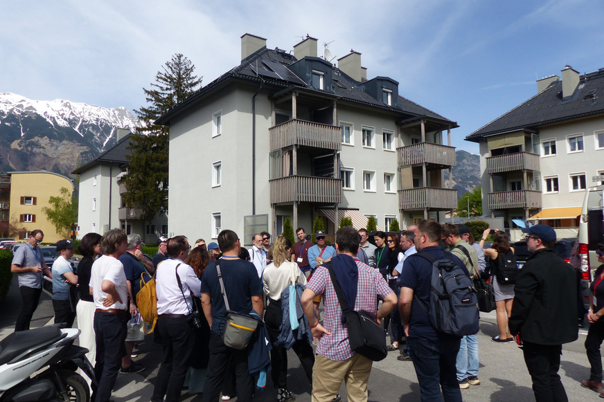 Wer Zeit hatte, konnte am Sonntag an Exkursionen zu Best-Practice-Beispielen teilnehmen. Hier: Mehrparteienhäuser in Innsbruck, schrittweise mit hoher energetischer Qualität saniert.
