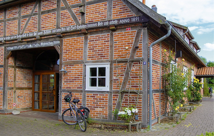 3 Dorfgemeinschaftshaus in Bockelskamp, ehemals ein Hofgebäude, das abgebaut und in der Ortsmitte wiedererrichtet wurde