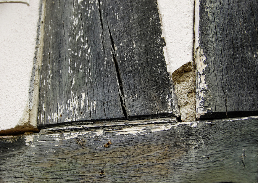 6 Reinhausen: Bei der Nachkontrolle des Südgiebels im Jahr 2015 offenbarten sich Abplatzungen und herausgedrückte Gefache.