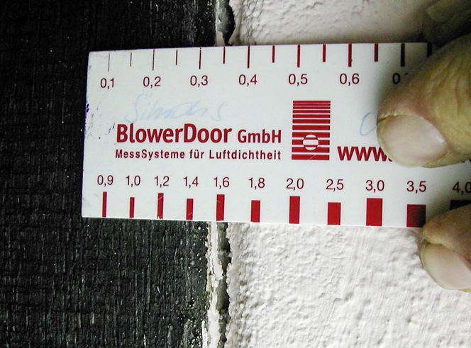 10 Anders das Bild am Südgiebel in Reinhausen bei der Nachkontrolle 2015: Putzabrisse nahezu überall