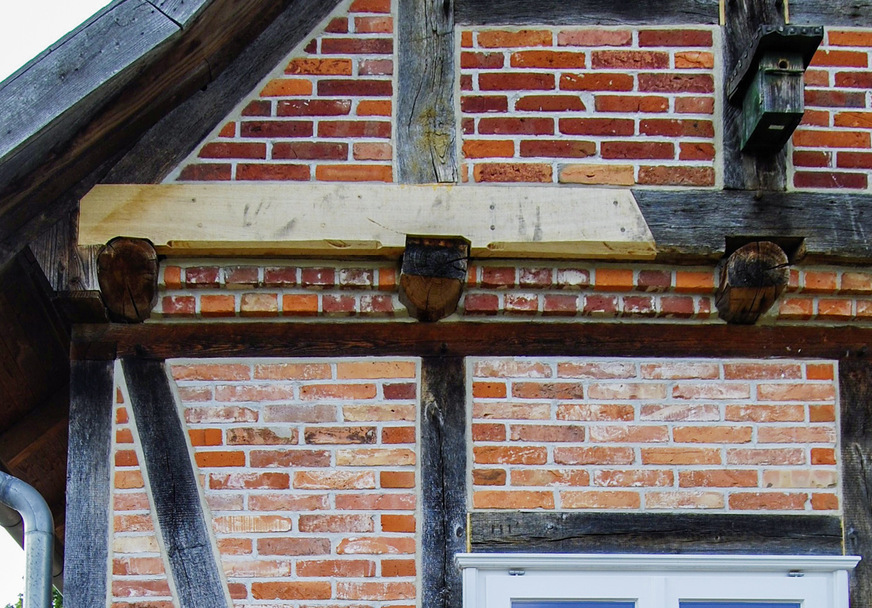 12 Ortstermin 2015 in Bockelskamp: Zwischenzeitlich musste die Dorfgemeinschaft an der Südwestecke einen Teil der Schwelle ersetzen.