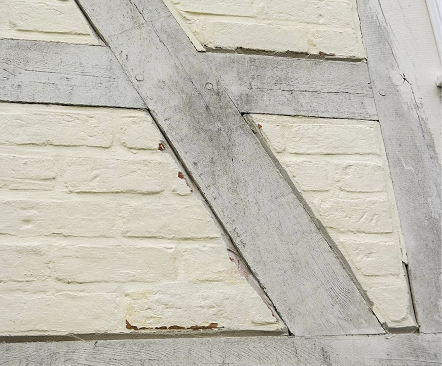 14 Nachkontrolle in Knesebeck 2024: Abgerissene Verfugungen sind die Folge klimabedingter Setzungen an der Ostseite.