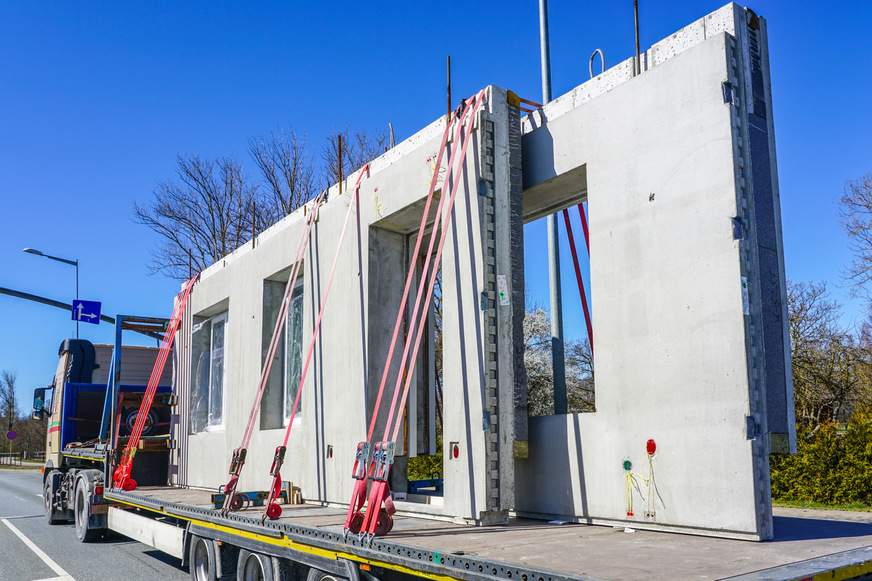 Vorgefertigte Wand auf dem Weg zur Baustelle.