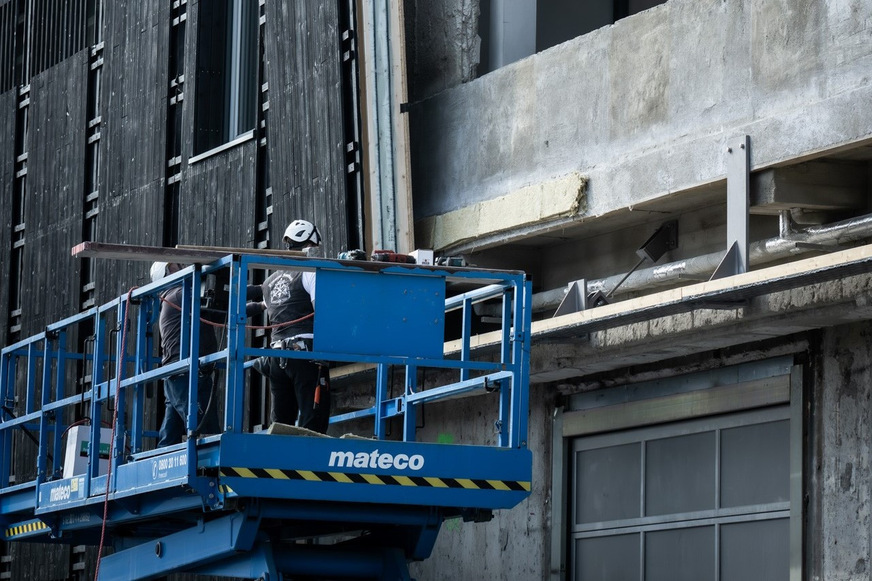 Mit der Fassadensanierung senkt sich der Energiebedarf der Feuerwache um 255.000 Kilowattstunden pro Jahr.