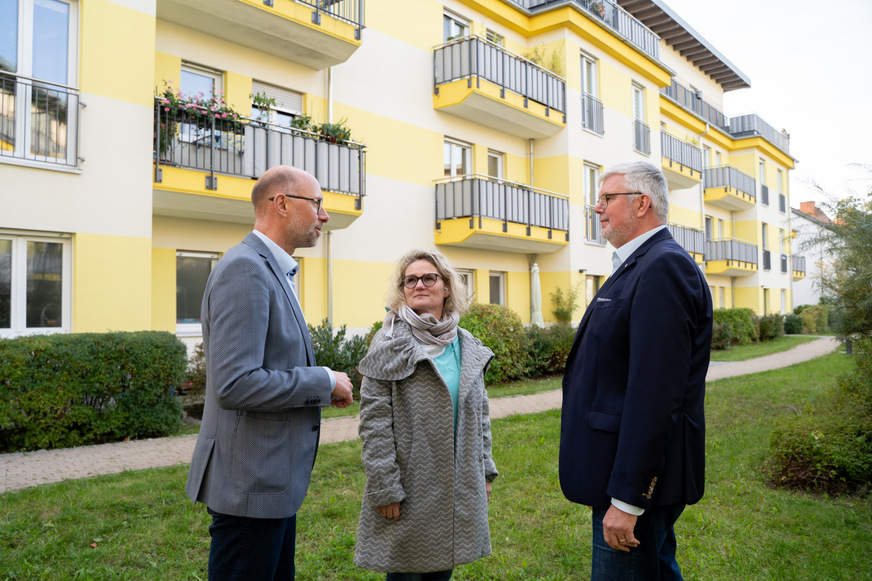 Wie Sandra Albrecht von der EVM Berlin berichtet, hat sich die Jahresarbeitszahl zwischen 5,9 und 6,1 eingependelt. Entsprechend überzeugt ist Vorstand Torsten Knauer (rechts) von der Lösung. Damit haben sich auch die Prognosen von Patrick Faika von Stiebel Eltron in der Praxis bestätigt.