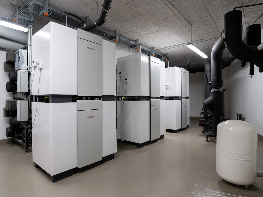 Die sechs Sole/Wasser-Wärmepumpen stellen fast 400 Kilowatt Heizleistung zur Verfügung. Als Wärmequelle dient die Abwärme der öffentlichen Abwasser-Druckleitung, die in der angrenzenden Straße verläuft.