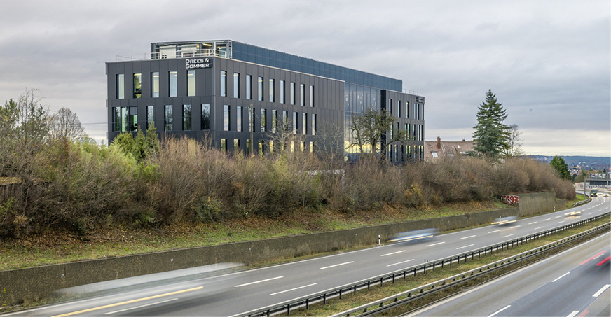2 Die Lage an einem viel befahrenen Autobahnzubringer erforderte die weitgehende Entspiegelung der PV-Module an der Fassade.