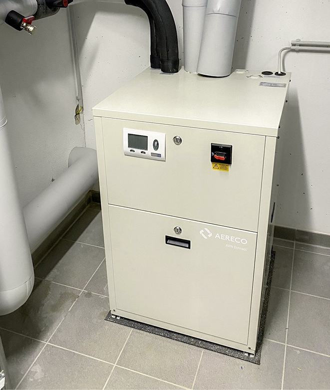 Die quellenorientierte Wärmepumpe Aereco Connect WP steht im Heizungsraum.