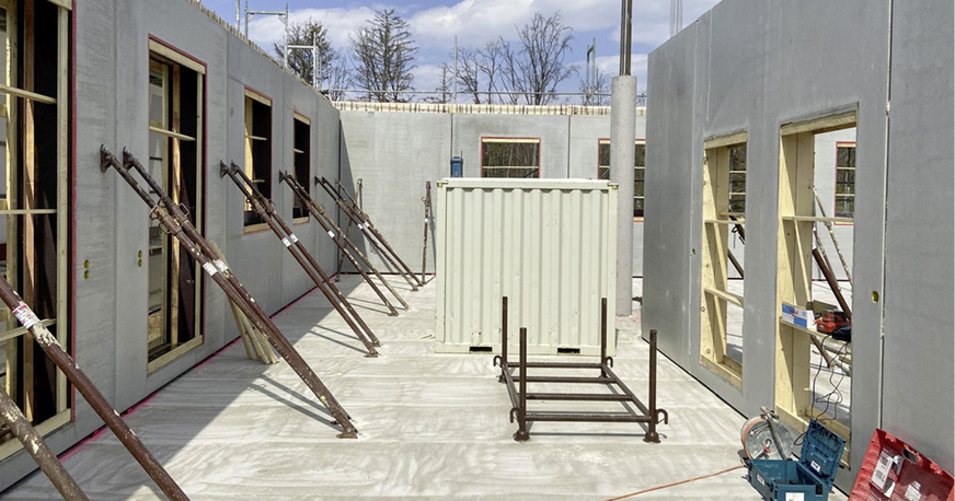 Die Syspro-Thermowand besteht aus zwei miteinander „verheirateten“ Betonschalen mit einer werkseitig eingebauten Wärmedämmschicht. Auch andere Ausbauleistungen wie Elektroinstallationen können integriert werden. Die Elemente werden montagefertig auf die Baustelle geliefert.