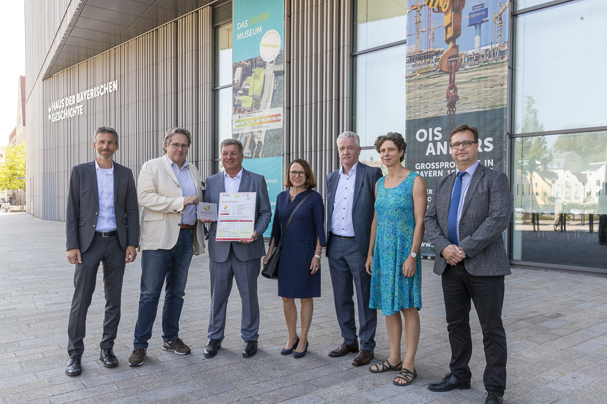 Übergabe des Passivhaus-Zertifikats (v.l.) Florian Lang, Herz & Lang, Museumsdirektor Richard Loibl, Bauminister Christian Bernreiter, Gertrud Maltz-Schwarzfischer, Oberbürgermeisterin, Karl Stock, Leiter Staatliches Bauamt Regensburg, Esther Gollwitzer, Passivhaus Institut, Thomas Spies, Staatliches Bauamt in Amberg, zuvor Regensburg.