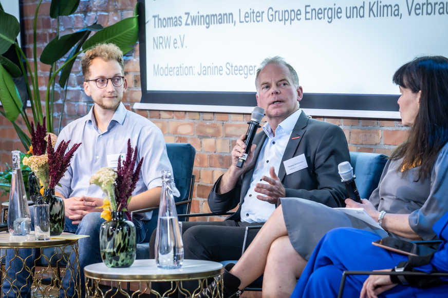 Guillaume Behem (IWU), Thomas Zwingmann (VZ NRW) und Beatrice Kuhn (Dena) hatten Beunruhigendes und Positives zum sozialen Aspekt der Gebäudewende zu berichten.