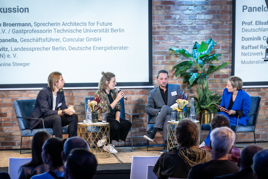 In der abschließenden Diskussion mit – v.l.n.r. – Dominik Campanella (Concular), Prof. Elisabeth Broermann (A4F), Raffael Rackwitz (DEN) und Janine Steeger standen Nachhaltigkeit und Standardisierung der Modernisierung im Mittelpunkt.