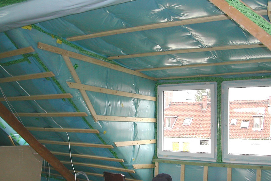 Die Erstellung einer lückenlosen Luftdichtheitsschicht gehört unbedingt auch zu einer Modernisierungsmaßnahme, wie etwa hier im Falle des Dachausbaus.