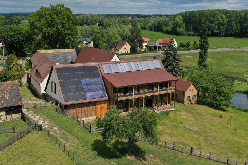 Probleme mit der Genehmigung von Solaranlagen gibt es sowohl bei Denkmälern, als auch bei Altstadt-Ensembles und bei dörflichen Ortsbildern. Auch wenn die Bauherren selbst hohen Anspruch an die Gestaltung legen, werden Anträge oft abgelehnt. Glück hatte der Besitzer des sehr gelungenen Sanierungsprojektes eines ländlichen Anwesens in Thüringen.
