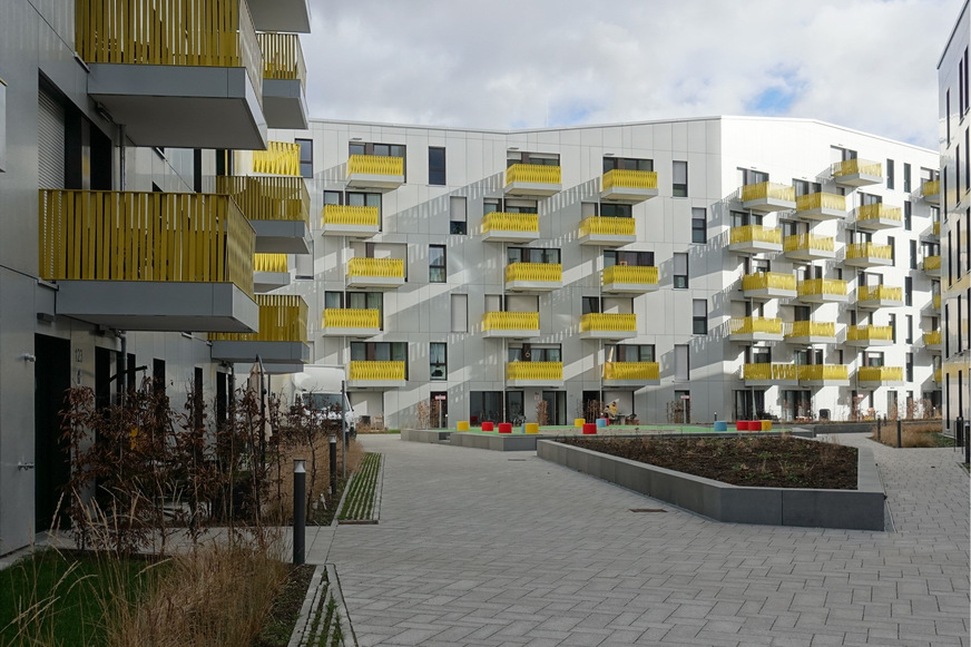 Das neue Wohnquartier in der Adalbert-Stifter-Straße in Stuttgart-Freiberg entstand durch die nachhaltige Weiterentwicklung und maßvolle Nachverdichtung eines Wohngebiets aus den 60er- und 70er-Jahren.Nach dem Rückbau eines Parkdecks wurden 128 Wohnungen, zwei Pflege-Wohngemeinschaften, eine Kindertagesstätte sowie eine neue zweigeschossige Tiefgarage errichtet.