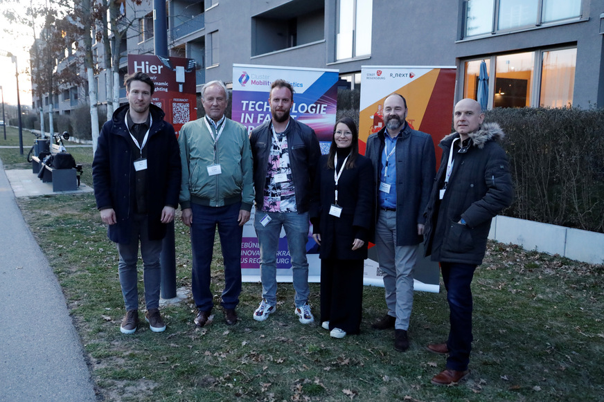 Von links: Philipp Berr, Stadt Regensburg, Wolfgang Sczygiol, Geschäftsführer SDP, Manuel Weber-Grill, E/E Projektleiter SDP, Franziska Meier, Smart-City-Koordinatorin Stadt Regensburg, Alexander Rupprecht, Geschäftsführer TechBase Regensburg, Uwe Pfeil, TechBase Regensburg.