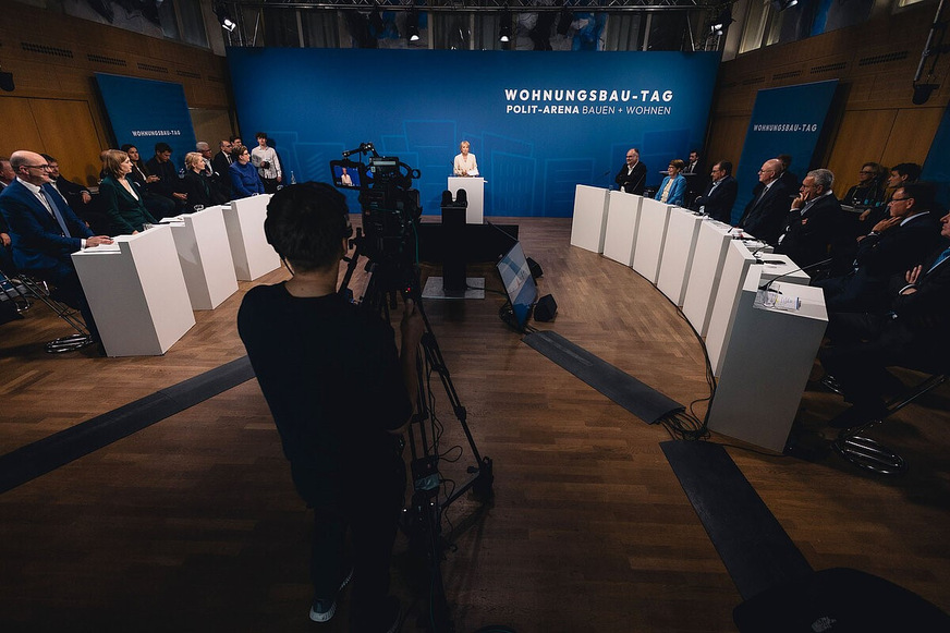 Im Anschluss an die Keynote und die Vorstellung der Wohnungsbau-Studie sprachen Verbände und Politik über Wege aus der Krise.